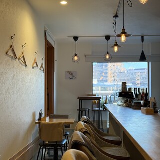 カウンター中心の小さなイタリアン