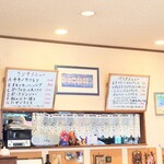 シャンティ - 厨房前カウンター上のメニュー。