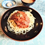 シャンティ - 黒いお皿に映える盛り付けからも、お店の心遣いを垣間見ることができます。