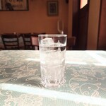 シャンティ - 着席後すぐに提供してくれる、冷たいお水。