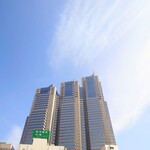 シャンティ - 玄関先で左を見上げれば、"パークハイアット(パークタワー)"。