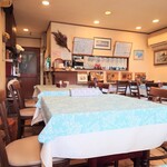 シャンティ - 玄関入って左壁側の席。