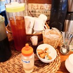 シャンティ - カウンター左端のセルフコーナー。