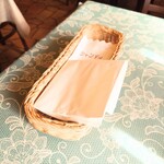 シャンティ - "スパゲッティ"には大きいサイズの"紙ナプキン"も添えてくれます。