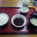 天ぷら ふそう - 暫くするとご飯のセットが最初にテーブルに運ばれてきました。添えられたお味噌汁は豆腐のお味噌汁、またご飯はお替りが出来ますよ。