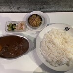 カレーの店 ボンベイ 本店 - 『ビーフカレー』1,300円＋『ワンカップキーマ』200円