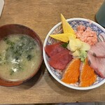 磯丸水産 - 四色丼とアオサのお味噌汁
