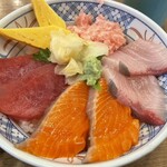 磯丸水産 - 四色丼