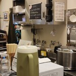 大番 - 厨房はぎゅっと押し込んだ感じ。お店とお客さんとの距離感が更に縮まった感じ☆