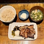 ぼうず - 塩麹漬け桃豚バラの炭火炙り焼き定食(レギュラーサイズ150g)
