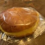 パン工場 - 料理写真:筑紫野クリームパン194円。 中にジャージー牛乳を使った自家製カスタードクリームがたっぷり入ってます。