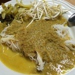 Kang Thai - カレーをかけたカノムチン（米粉の生麺）