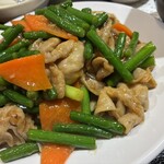 上海亭 - ホルモンとニンニクの芽炒め！