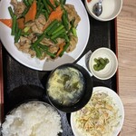 上海亭 蕨店 - ホルモンとニンニクの芽炒め定食、ご飯大盛り