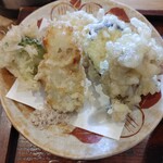 手打ち蕎麦くくり - 季節天ぷらは、牡蠣と海老を選べます。