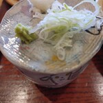 手打ち蕎麦くくり - 蕎麦つゆと薬味の器は、なんか味わい深い感じです。