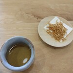 手打ち蕎麦くくり - こちらは、蕎麦茶と蕎麦の揚げ菓子です。
