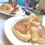 Merengue - メインのパンケーキ！（右：バナナとキャラメルのパンケーキ／左：いちごのパンケーキ）