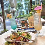 Merengue - アボカド・エビ・イカのサラダとトロピカルドリンク