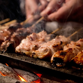 焼き鳥一筋20年以上の職人が、備長炭で丁寧に焼き上げます。