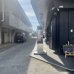 らぁめん 信 - この柱の後ろに看板とお店があります