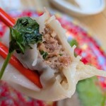餃子マニア 品川本店 - ラムとトマトとパクチー→ほんのりトマトが顔出してくる