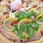 Cheese Plus pizza&grill - レモン香る生ハムとビスマルクのハーフ＆ハーフ
