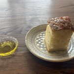 ス ラ - 温かい自家製フォカッチャ　オリーブオイルを添えて♪