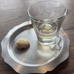 ス ラ - 白ワインのジュレ　メレンゲの焼き菓子