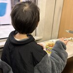 浅草今半 - お弁当を食べつつ車窓が気になる我が子
