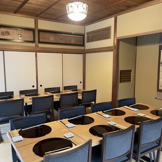 広間8名様～16名様まで、平日のディナー限定。お電話にて承っております。