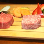 神楽坂 鉄板焼 向日葵 - 鉄板で焼かれる前のお肉　左がヒレ、右がサーロイン　産地は栃木と茨城のA5ランク