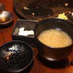 神楽坂 鉄板焼 向日葵 - 味噌汁と漬け物