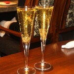 神楽坂 鉄板焼 向日葵 - 一杯目のスパークリングワイン