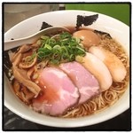 666 - 特製煮干し醤油ラーメン。
長野県の人気店、凌駕グループの東京進出店。
やや酸味のあるスープ。
バランスよくて美味い。