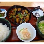 Uchidaya - 「麻婆茄子定食（798円」・・熱々の鉄板にのせられた「麻婆茄子」「冷奴」「小うどん」「ご飯」のセットで
                      かなりのボリュームですよ。