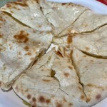 ニュータージマハール - チーズナン　安定の美味しさ