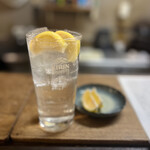 立呑み 千吉良屋 - レモン2つをギュッと絞り…
お一人様乾杯です♪( ^ ^ )/□