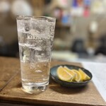 立呑み 千吉良屋 - ◇生レモンサワー¥350

シュワッシュワの辛口サワーに
生レモン4カットが届いてビックリ！(´⊙ω⊙`)
350円で生レモン半玉付き…
なんてお安いのぉ〜〜♡(*´Д｀*)