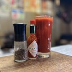 立呑み 千吉良屋 - タバスコ＆ブラックっペッパー入りのトマト割り