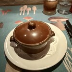 ラ シャッス - 2皿目
      北海道標茶町で仕踊めた蝦夷鹿のコンソメと採ってきたボレジョーヌの濃厚オニオングラタンスープ。