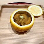 末冨 - 雲丹 花わさび お酢のジュレ 柚子の器で