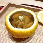 末冨 - 雲丹 花わさび お酢のジュレ 柚子の器で