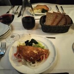 スンガリー - マリノーブナヤ・ケタのブリヌイパンケーキ包み。美味しかった！もちもちの薄いパンケーキに鮭と野菜、サワークリーム？が包まれている。
      ハリエプパン（自家製ライ麦ロシアパン）はドライフルーツの風味がする。