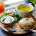 VANITOY BAGEL - 手作りスープとベーグルセット (￥1,320)