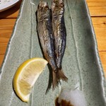 空乃庭 - メザシの炙りで、頭から尻尾まで食べます。