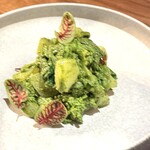 上六ワイン - 【 モンゴウイカと菜の花のモホベルデ和え 】