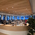 なぎさ橋珈琲 逗子店 - 店内は明るく、広々とした雰囲気