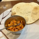 ベンディカ - パパドと付け合わせのアチャール