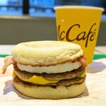 マクドナルド - 料理写真:メガマフィン 420円 , プレミアムローストコーヒー M 180円